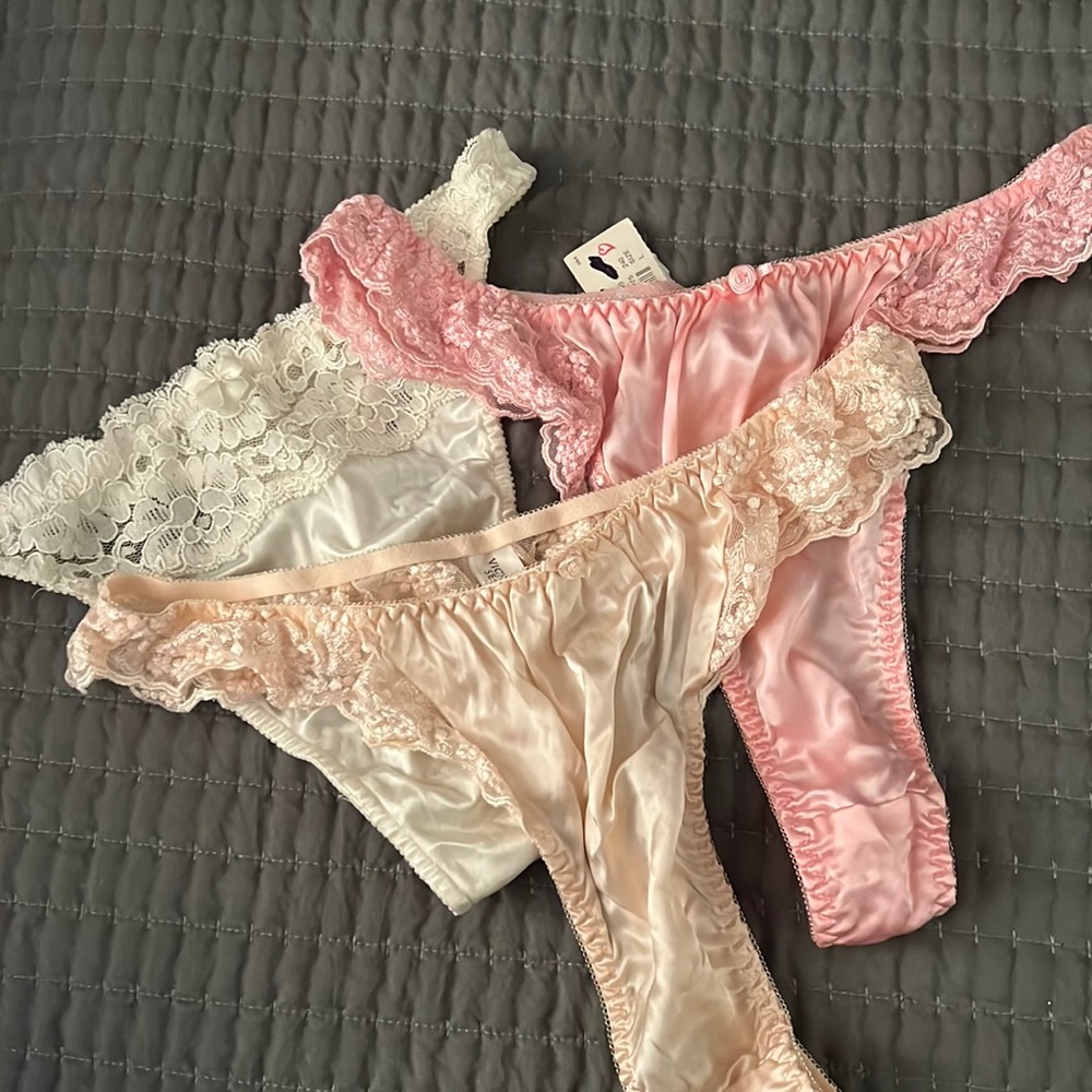 Victoria’s Secret thong lot size L